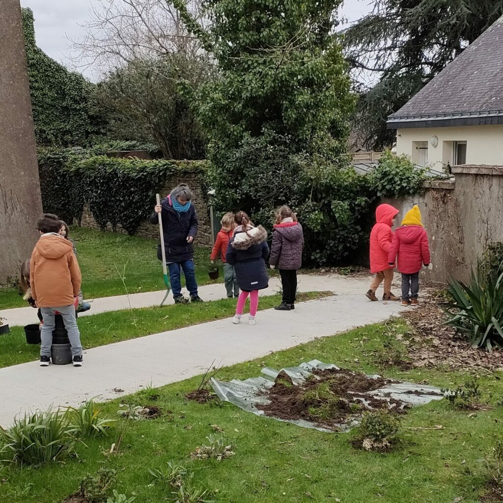 Planter, jardiner et prendre soin de l’environnement ensemble